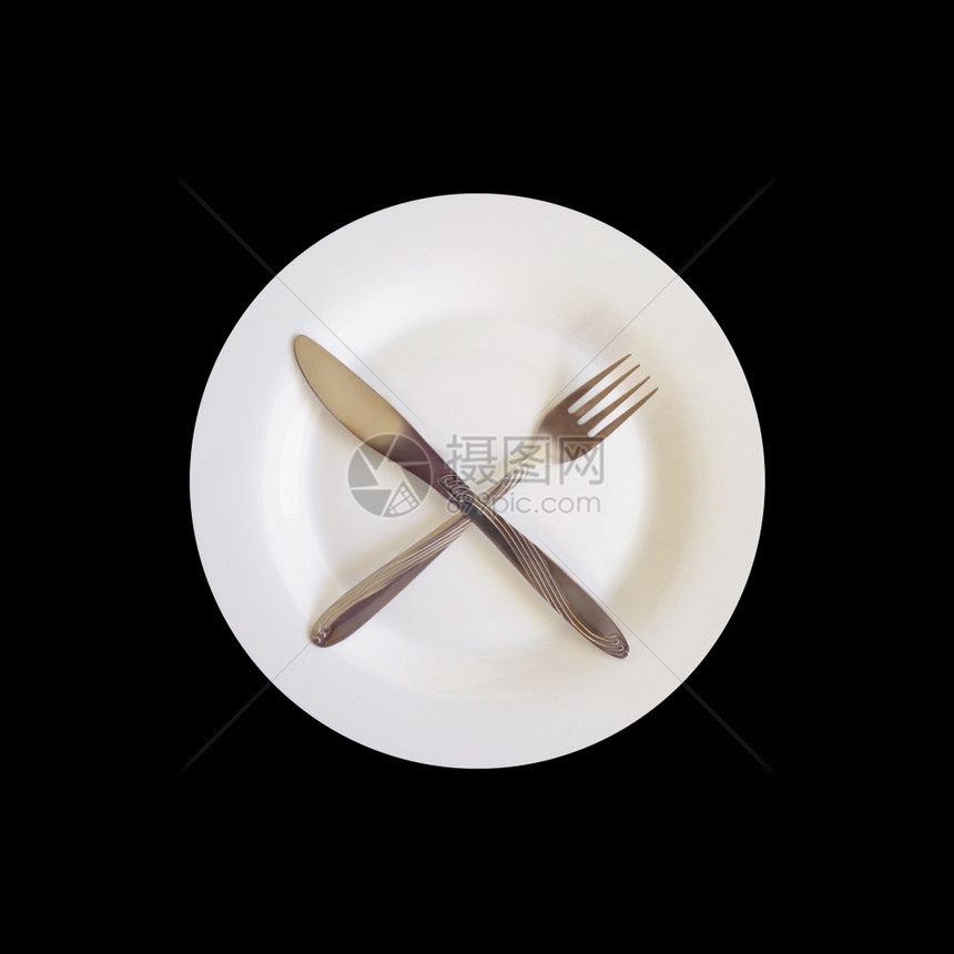陶器订购刀叉在盘子上与黑色隔开刀叉在白盘上与黑色隔开图片