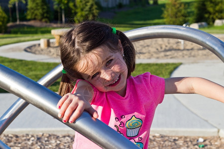 孩子们户外玩耍可爱的小女孩的小女孩在公园玩得开心图片