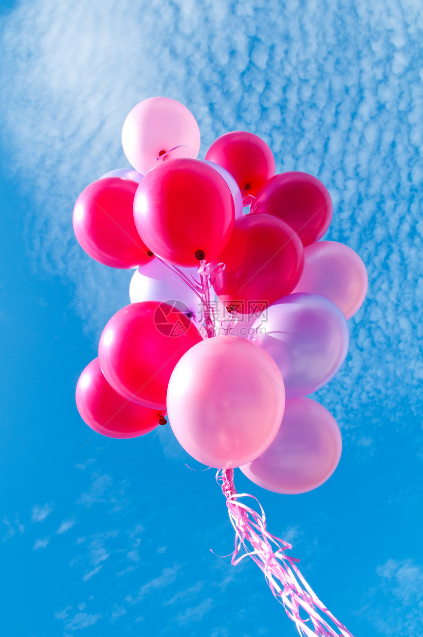 粉色的户外气球对抗蓝天空图片