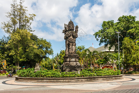 巴厘岛人雕像环路登巴萨厘印度尼西亚圆圈植物背景图片