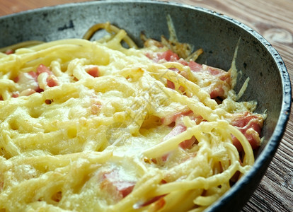 意大利面起司菜和奶油酪煎鸡蛋菜肉馅饼图片