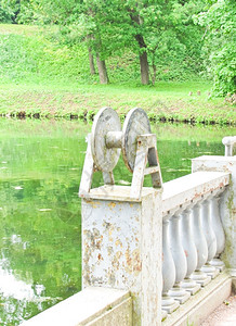装饰花园以水为背景在桥梁上架并筑铁路栏杆背景图片