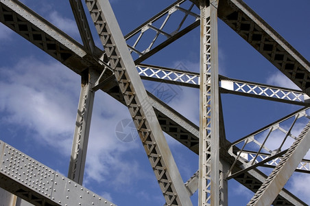 铆钉天空钢桥建上造钢大图的建筑构件灰色背景图片