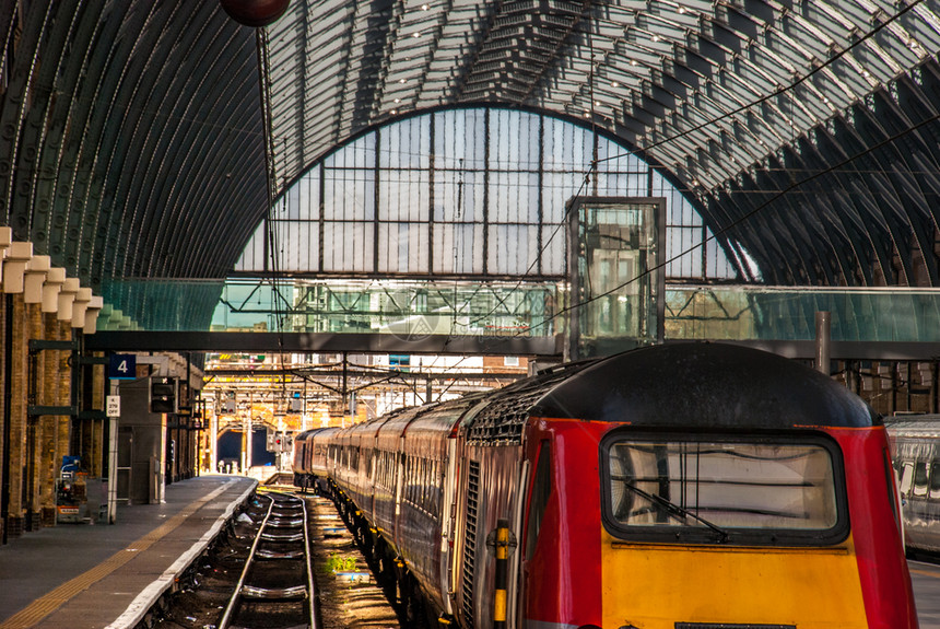 经典的伦敦KingCross火车站的运输地铁图片