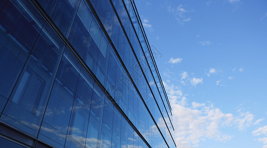 晴朗天空下的办公商业楼图片
