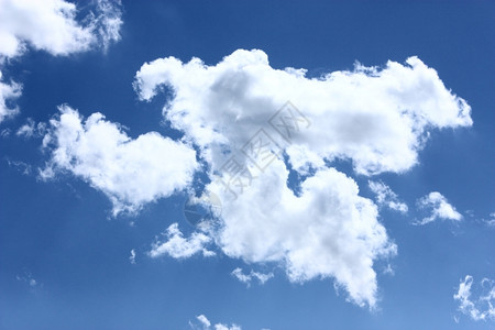 大气层天蓝上的云空图片