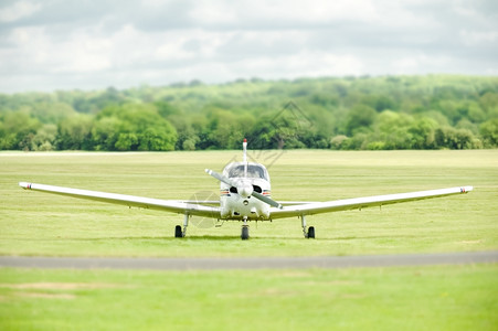 一种草地简易机场轻型飞航班运输背景图片