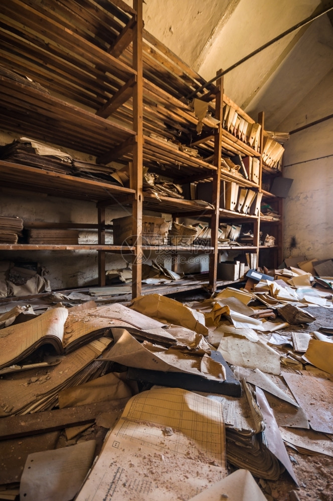 雅各布斯在废弃建筑中被遗忘的旧文件废旧建筑物中被遗忘的文件捆绑肮脏图片