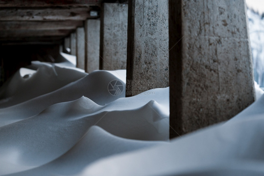 谷仓的积雪图片