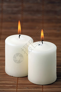 厚的火焰竹餐巾上烧了两根蜡烛阴凉处图片