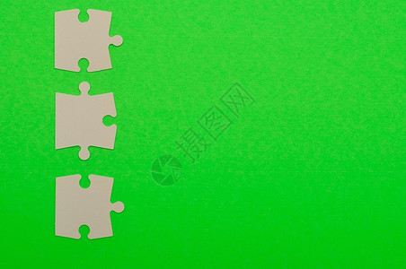 白色的解决方案游戏绿色背景上孤立的白拼图片背景图片