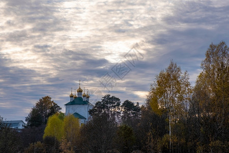 美丽的夜云天空有教堂圆顶和树木俄罗斯多云的日落建筑学图片