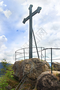 山顶的岩石和十字架图片