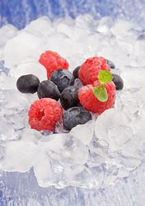 新鲜的水果在冰块上图片