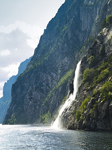 峡谷瀑布和湖泊图片