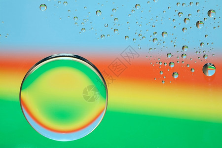 干净的圆圈彩虹水滴背景自然收藏抽象的图片