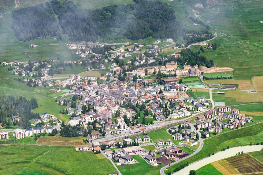 阿尔卑斯山下的村落图片