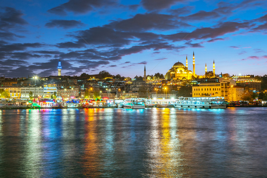 夜晚伊斯坦布尔市风景天际夜幕土耳其伊斯坦布尔天际线旅行图片