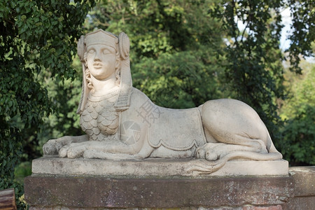 勋布什斯芬克雕像在阿沙芬堡附近的Schoenbusch公园神话的图片