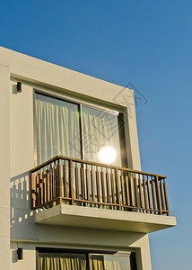 蓝色天空中的白楼阳台外部住宅玻璃背景图片