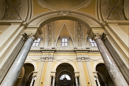 柱子科林斯式里面意大利拉文纳杜奥莫大教堂内观背景图片