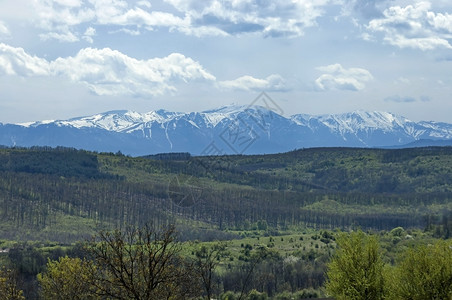 雪山远景图片