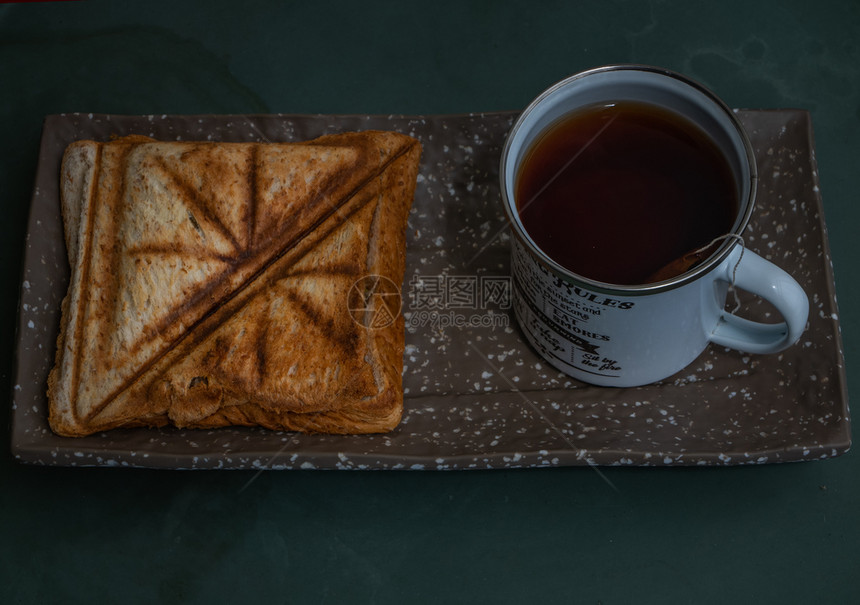 早餐的茶叶和面包图片