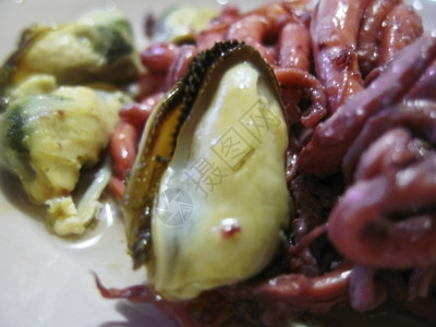 鱼盘子上的海菜准备吃洋章鱼图片