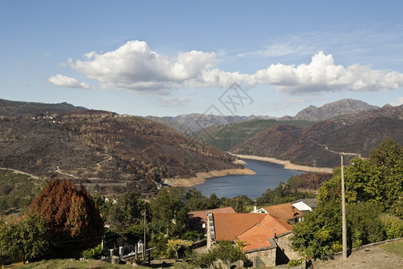 村落里的大坝水库和山峰图片