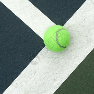 球拍绿色法庭背景上的网球游戏图片