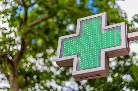 双色十字架标识健康药物绿色十字符号标明的药房医疗背景