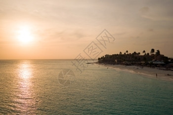 自然曼切博水加勒比海阿鲁巴岛的Manchebo海滩日落加勒比海背景图片