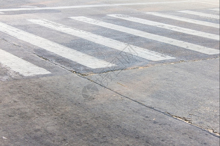 象征人行道在肮脏的沥青路上横行坏的图片