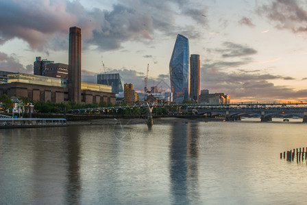 现代的反射英国伦敦泰特现代美术馆千禧桥和泰晤士河王国图片