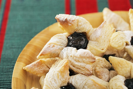 芬兰星形的约鲁卢托尔图基督节日用干梅红桃酱糊饼糕点食物与图片