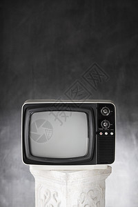 便携的石膏柱上旧式小型便携电视机子的柱图片