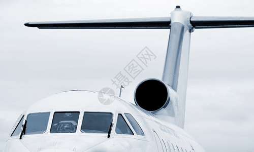 商业的白色旅行喷气飞机顶部引擎尾图片