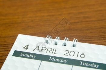 表格上的2016年4月关闭日历天形象的桌子图片