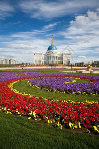 花床圆顶一种总统府哈萨克斯坦总统阿塔纳的一室别阿斯塔纳图片