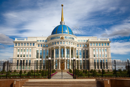 花床总统府哈萨克斯坦总统阿塔纳的一室别阿斯塔纳圆顶门图片