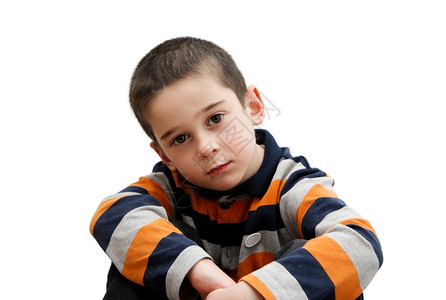白种人黑发严重可爱的小五岁男孩坐着严肃的图片