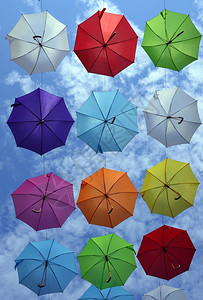 夏天蓝上挂着许多色彩的雨伞快乐蓝色图片
