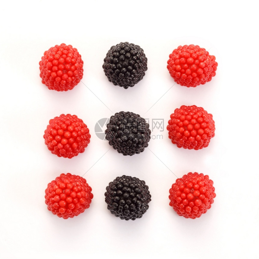 糖果小吃软白色背景的红和黑白莓糖图片