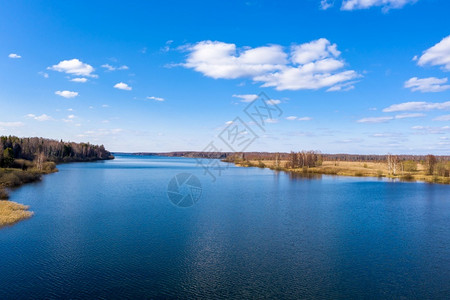 俄罗斯美丽的湖水湖面图片
