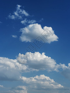 晴蓝天空上的云极简主义者复制云景图片