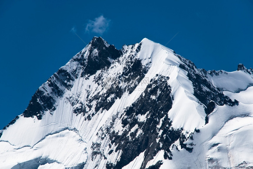 山顶的雪山和山脉图片