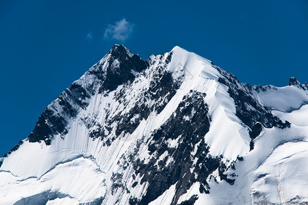 山顶的雪山和山脉图片