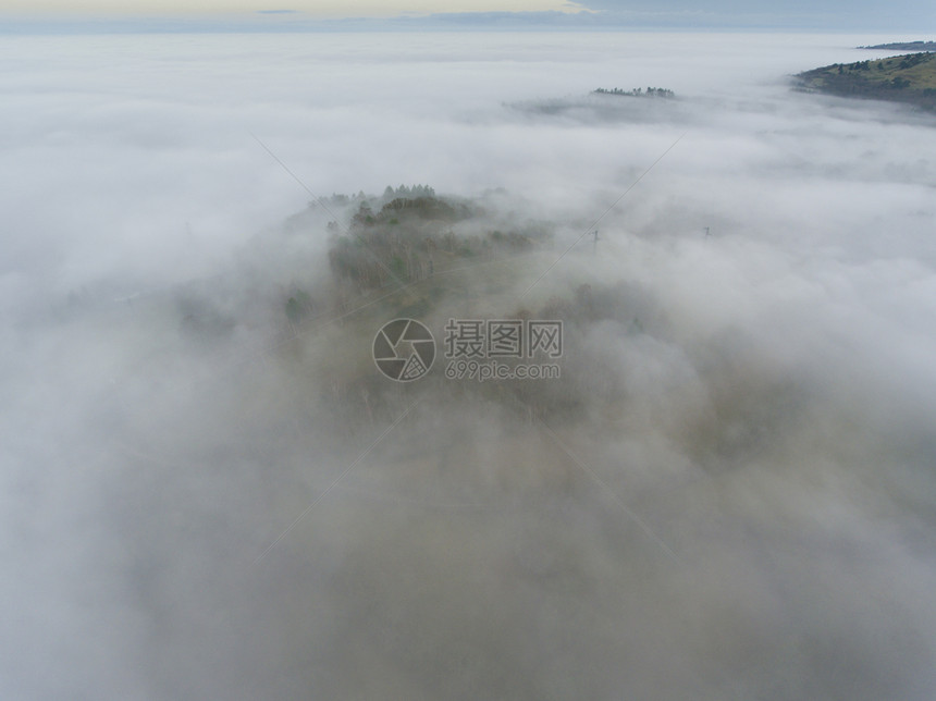 Orcines的雾PuydeDomeAuvergneRhoneAlpes法国多雾路段自然天图片