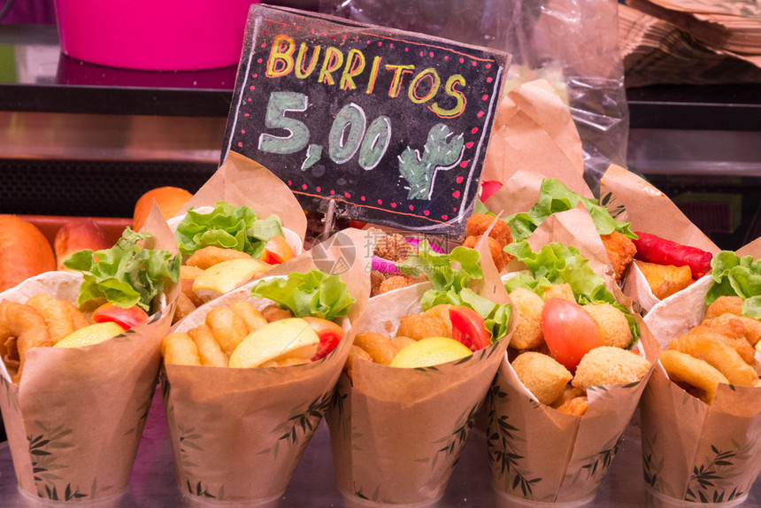 在西班牙巴塞罗那圣何普市场出售的Burritos墨西哥人食物海伦图片