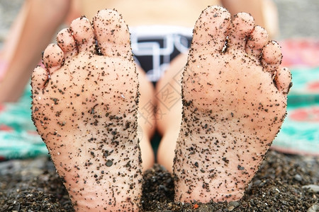 腿高跟鞋覆盖着海岸沙子脚丫夏天背景图片